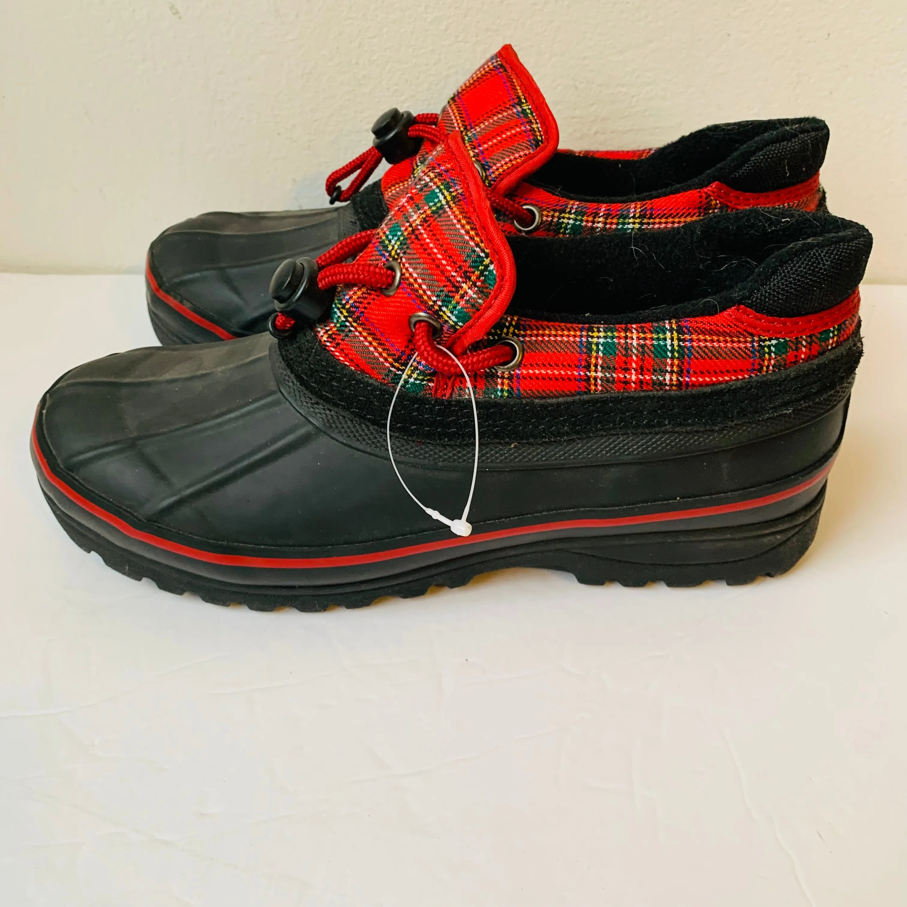 Khombu Plaid Splash Water Resistant Low Boot/Shoe Size 8 Women’s
