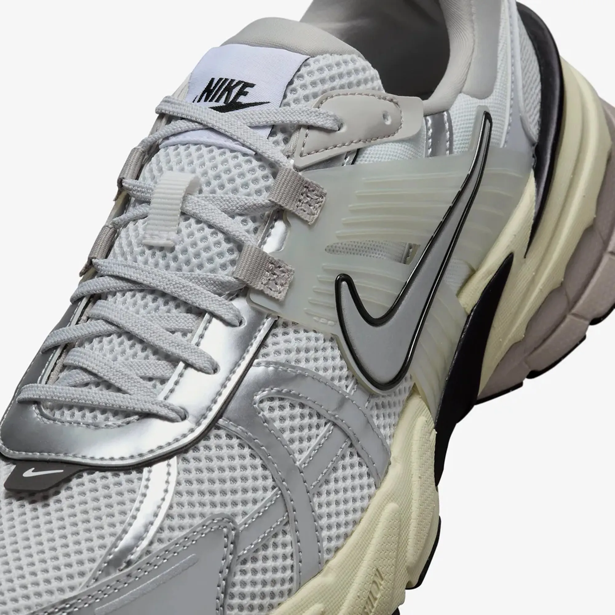 Nike | V2K RUN  { SUMMIT WHITE/METALLIC SILVER