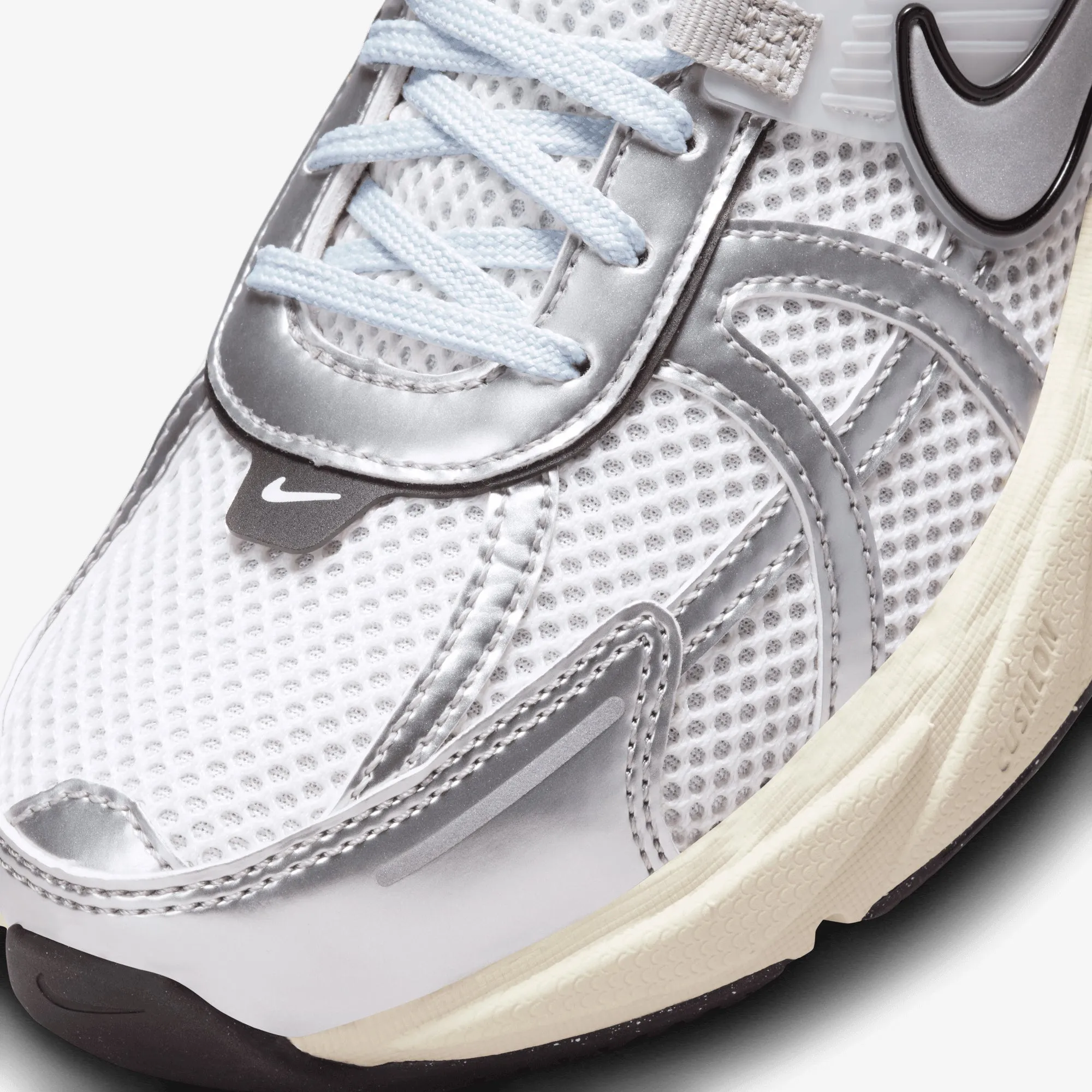NIKE | WMN'S V2K RUN { SUMMIT WHITE/METALLIC SILVER