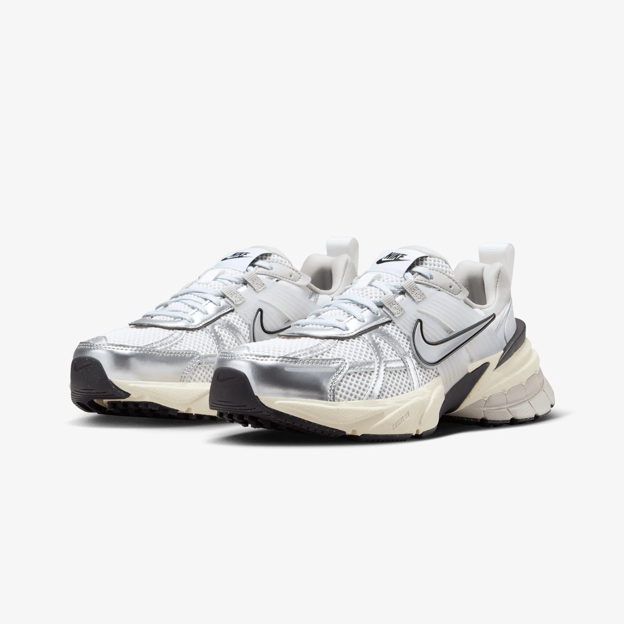 NIKE | WMN'S V2K RUN { SUMMIT WHITE/METALLIC SILVER