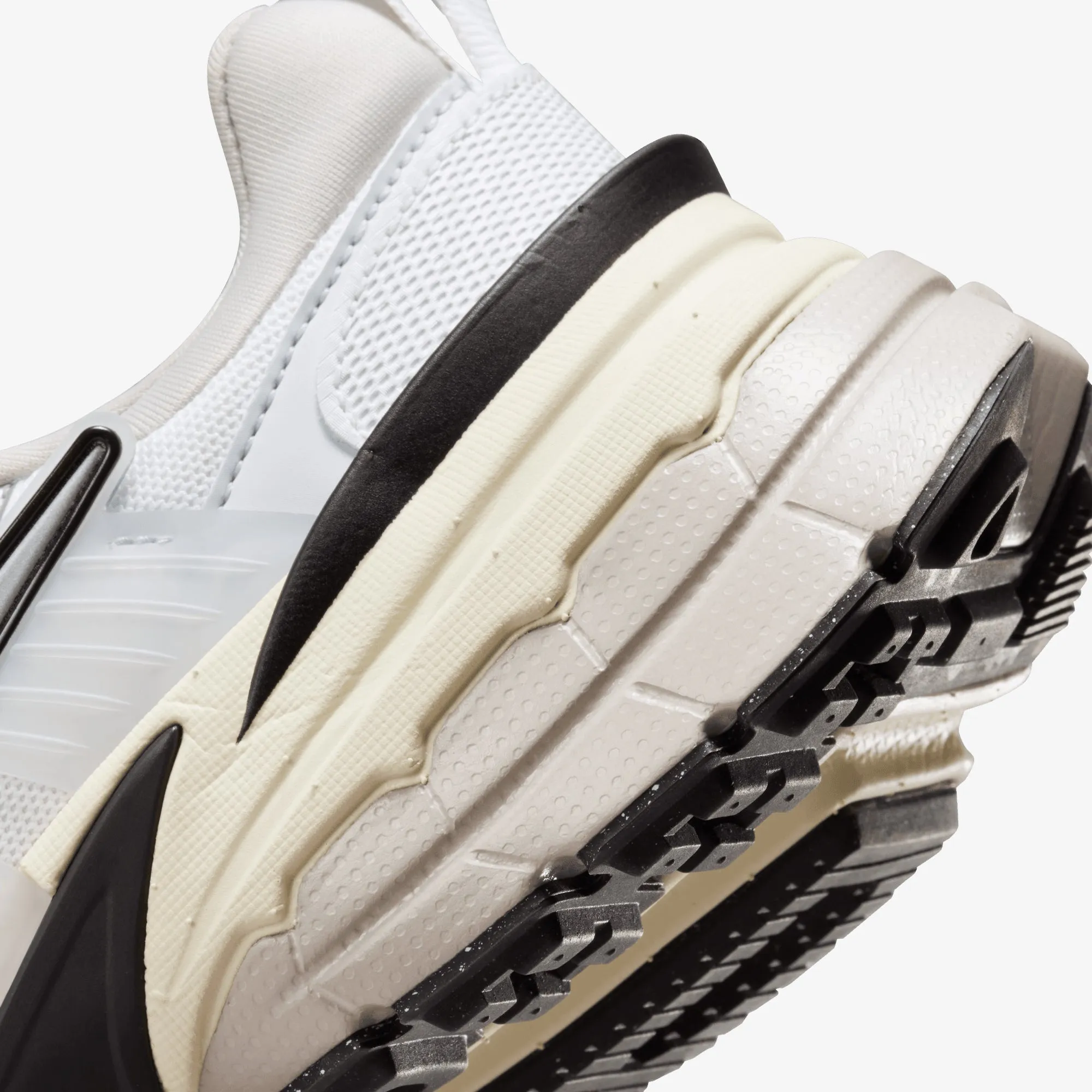 NIKE | WMN'S V2K RUN { SUMMIT WHITE/METALLIC SILVER