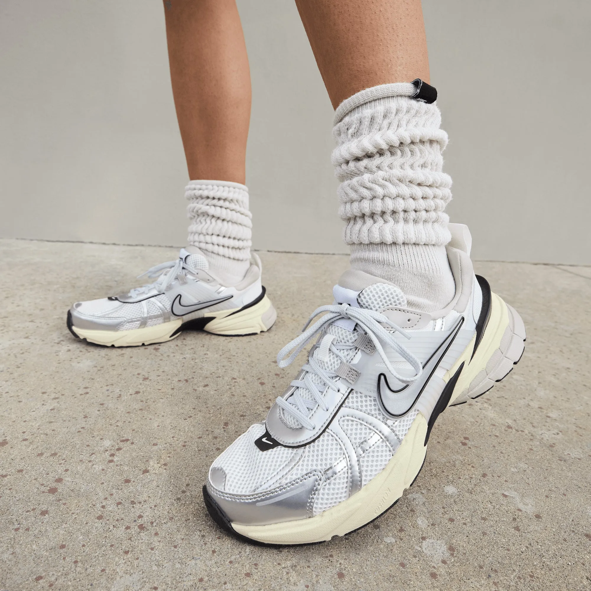 NIKE | WMN'S V2K RUN { SUMMIT WHITE/METALLIC SILVER