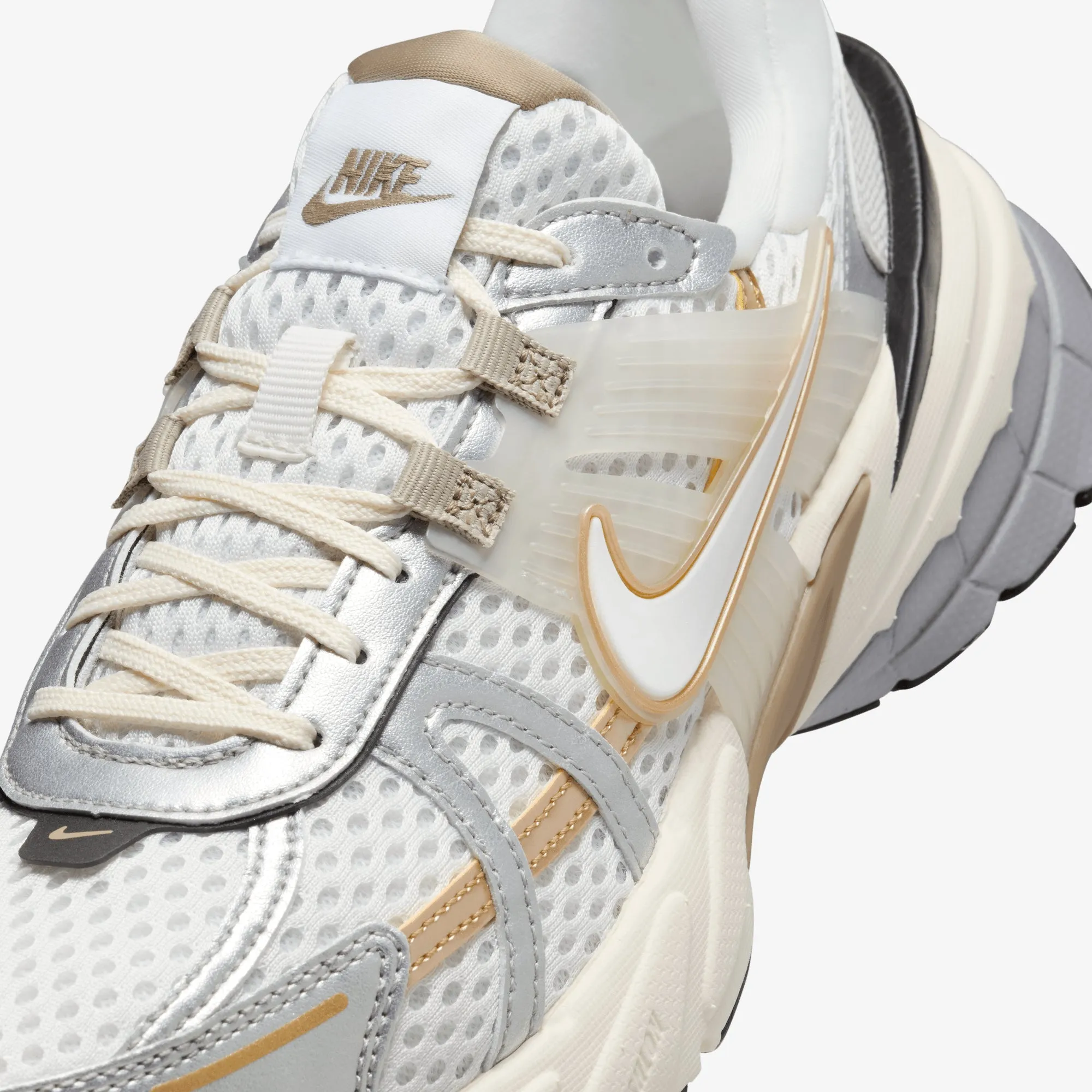NIKE | WMN'S V2K RUN { WHITE/WHITE-KHAKI-METALLIC SILVER